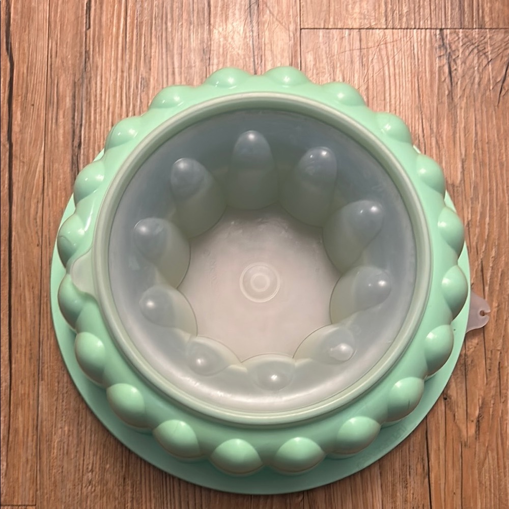 Tupperware Mint Green Round Container - Picture 4 of 6